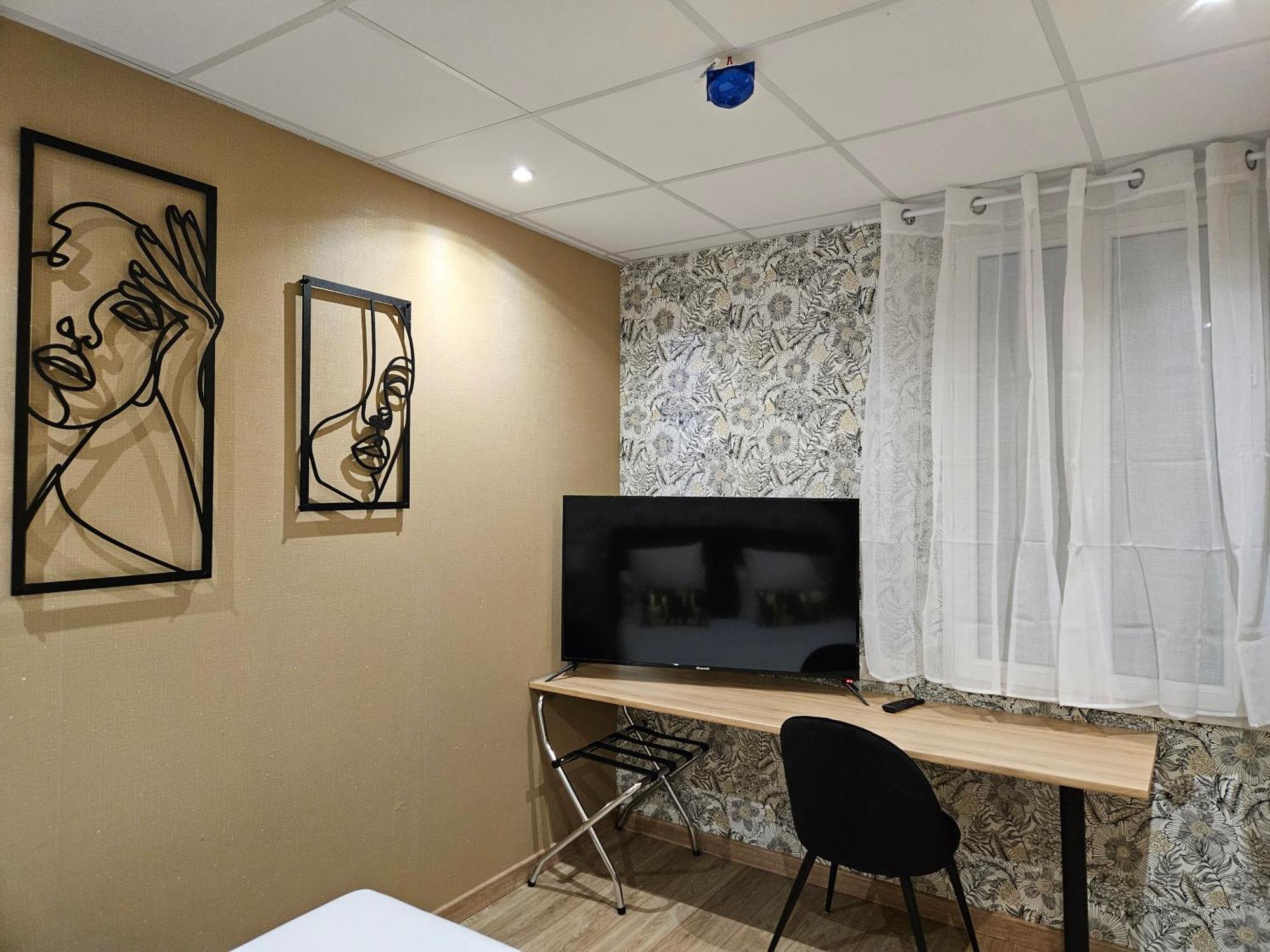Hotel L'Europeen Тарб Екстериор снимка
