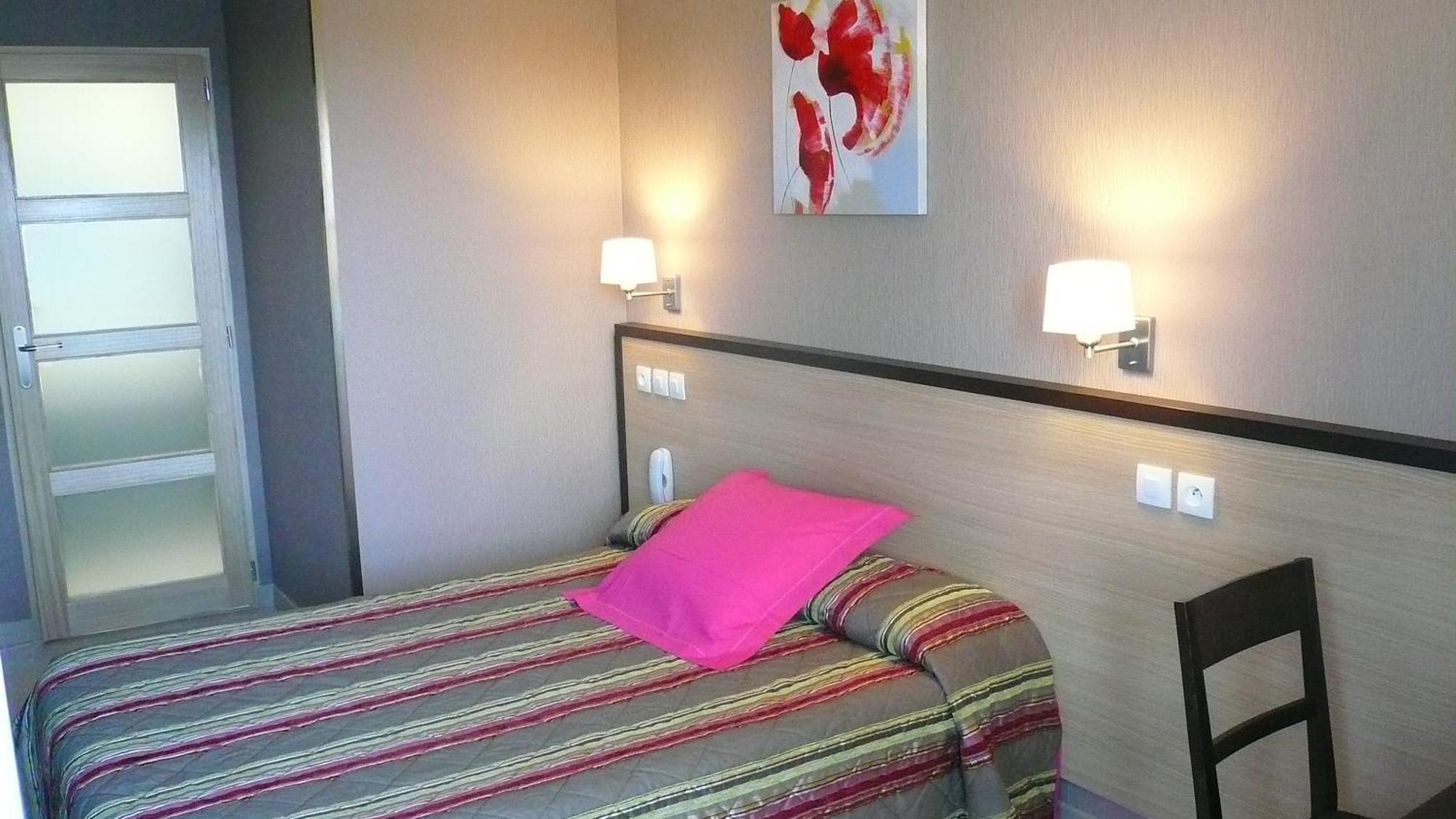Hotel L'Europeen Тарб Екстериор снимка