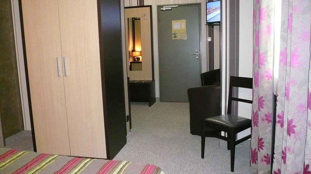Hotel L'Europeen Тарб Екстериор снимка