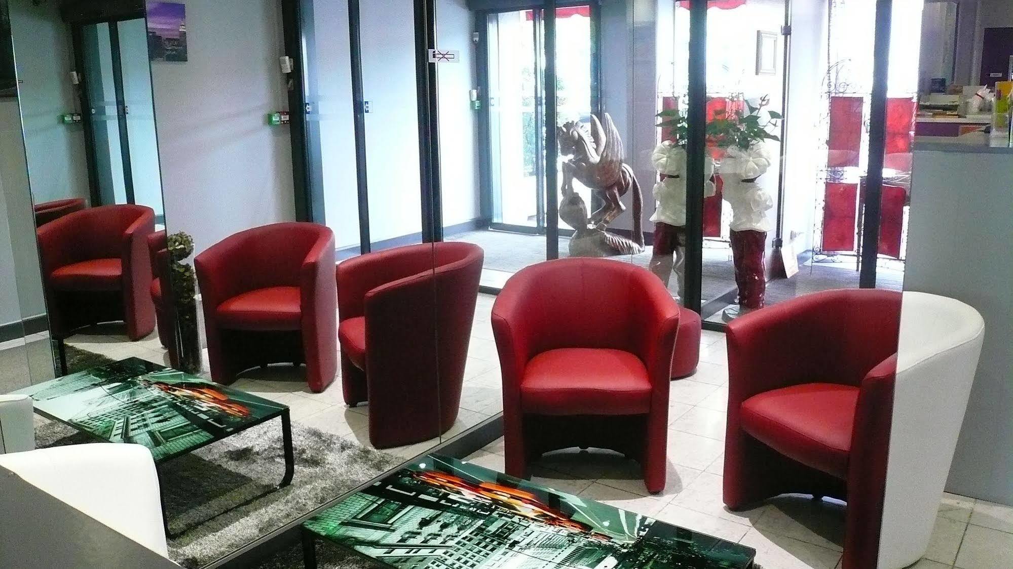 Hotel L'Europeen Тарб Екстериор снимка