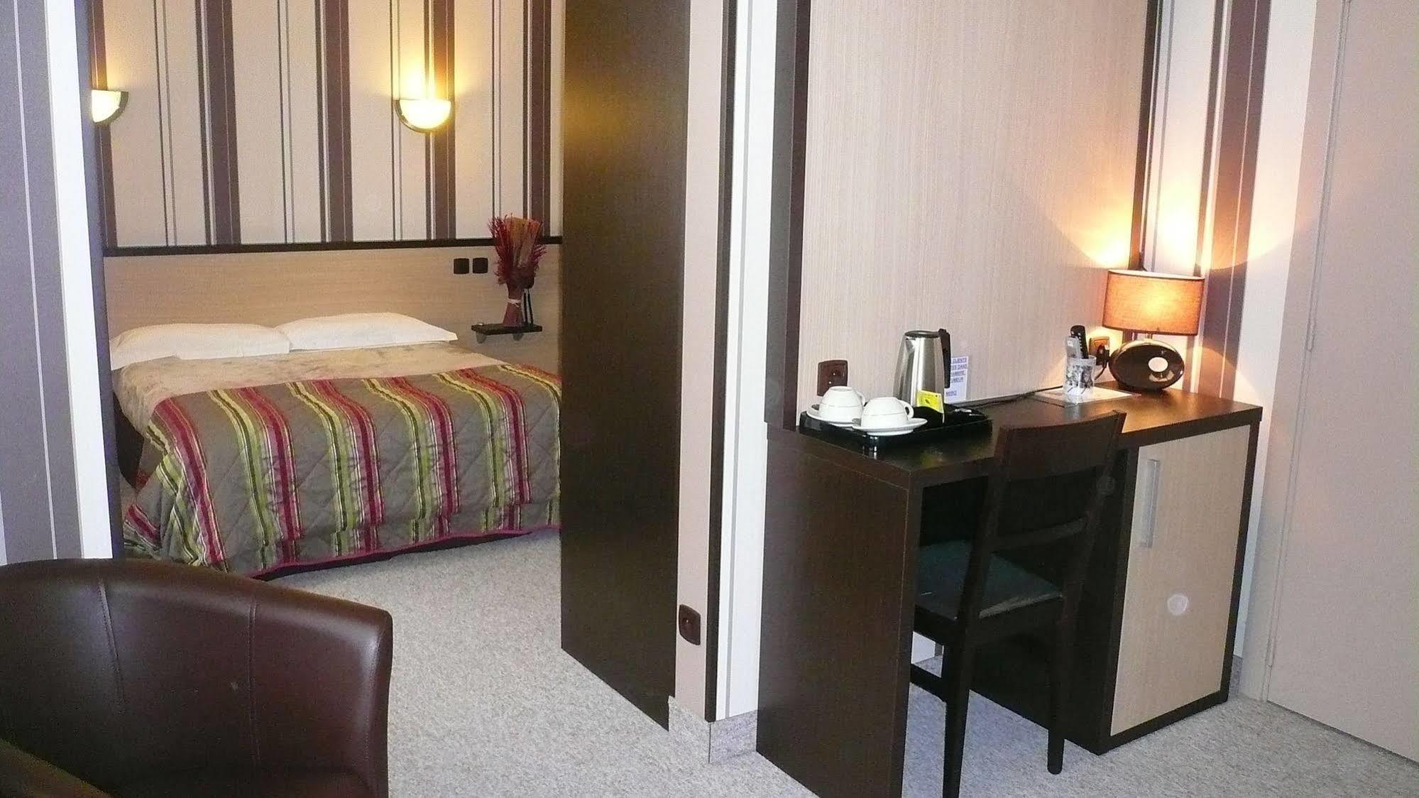 Hotel L'Europeen Тарб Екстериор снимка