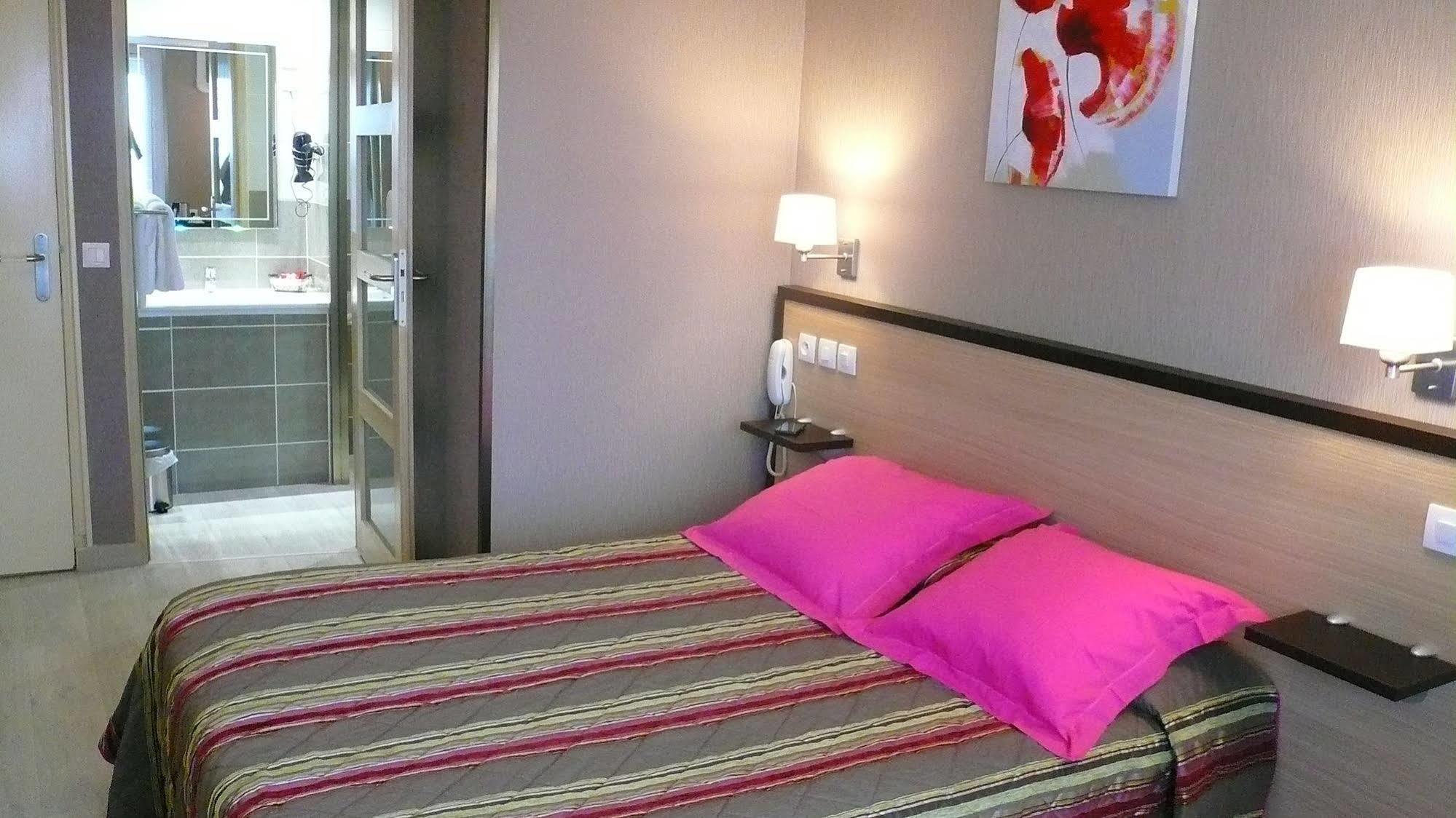 Hotel L'Europeen Тарб Екстериор снимка