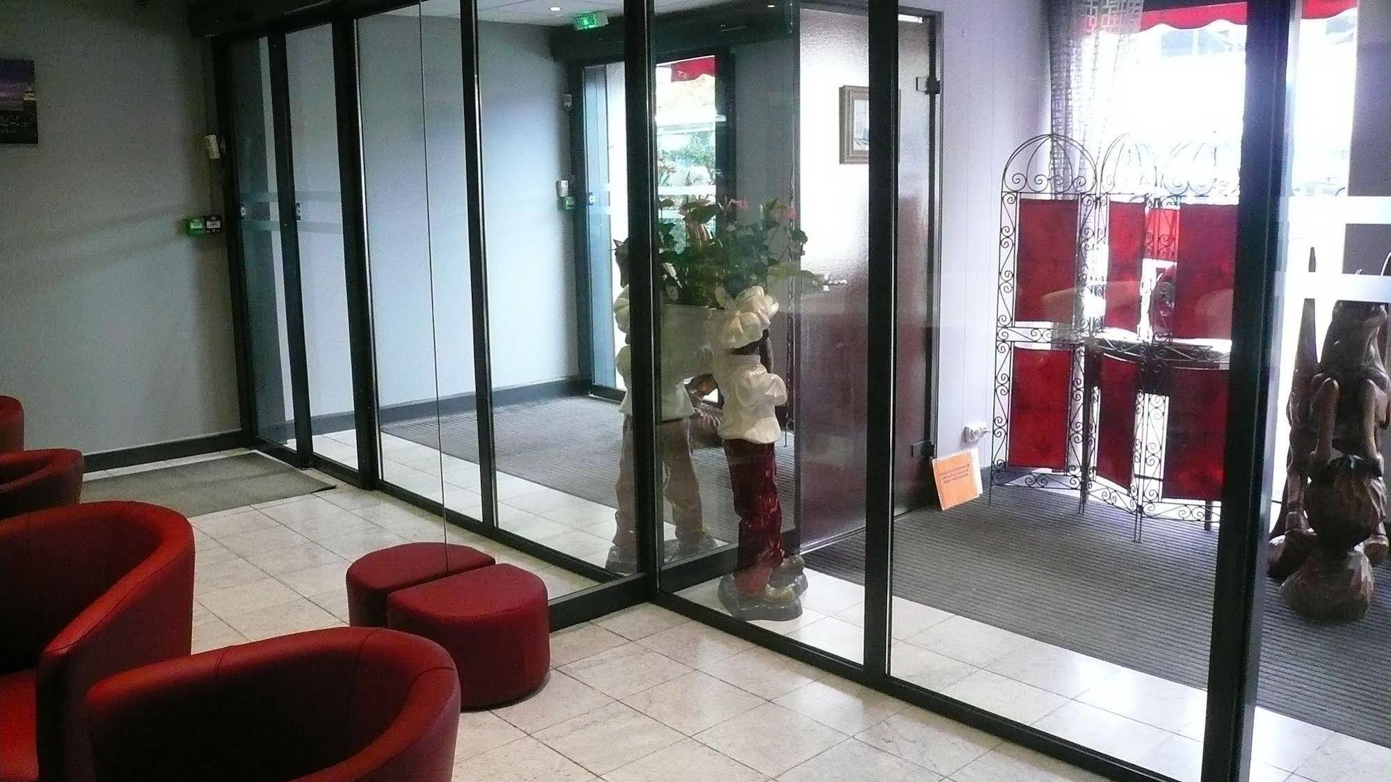 Hotel L'Europeen Тарб Екстериор снимка
