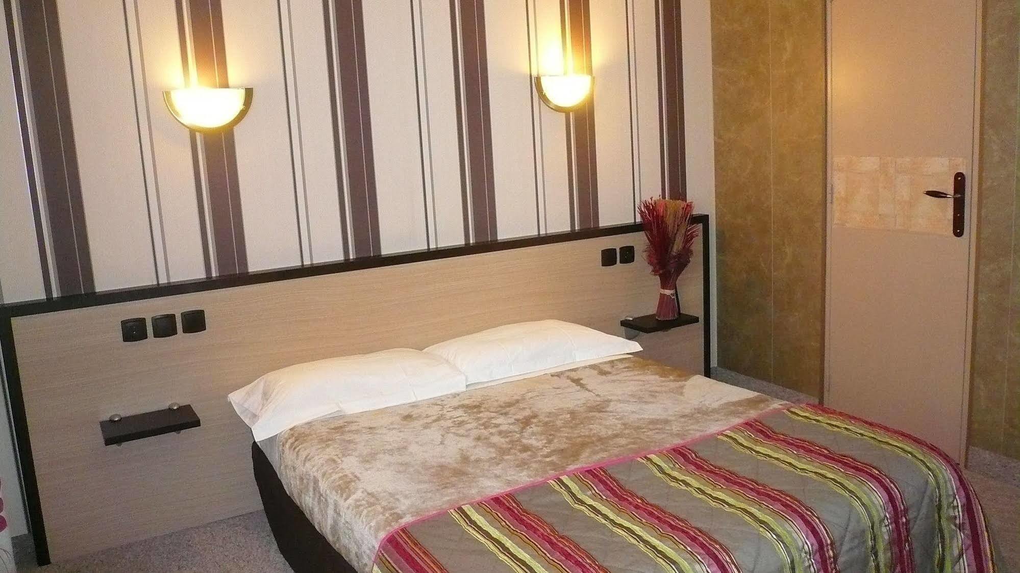 Hotel L'Europeen Тарб Екстериор снимка